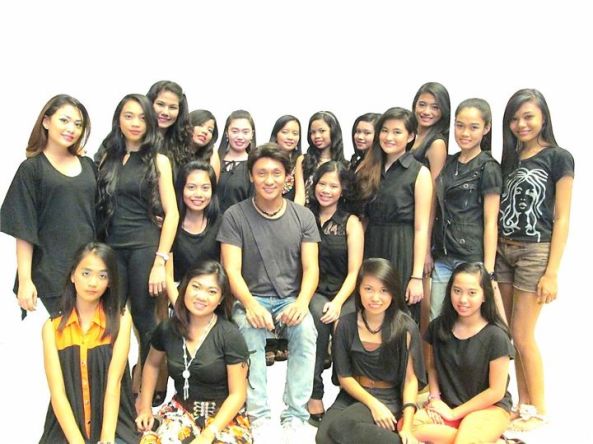 Posing with director Roeder Camañag are the pretty misses of Batch 2013